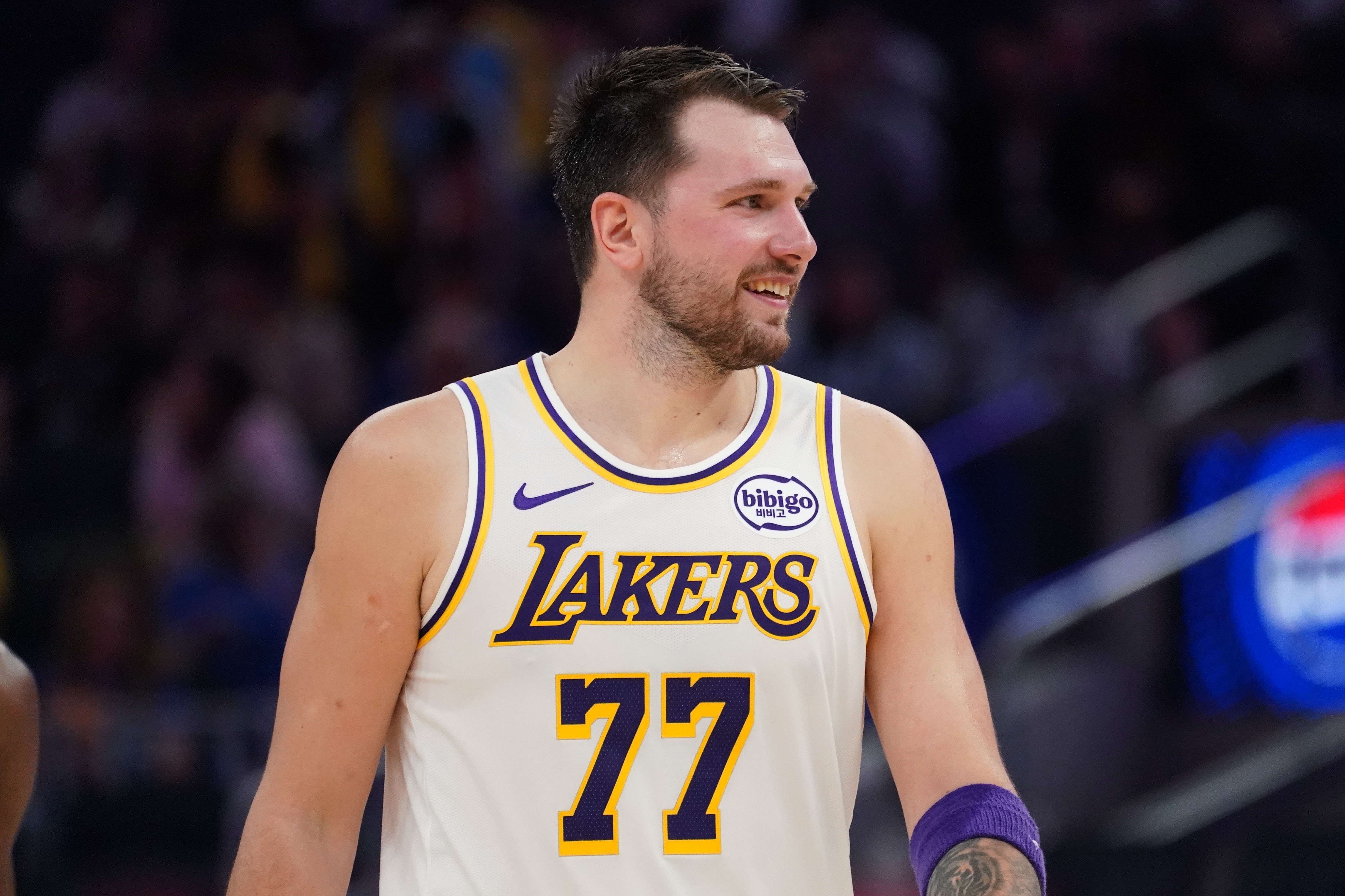 欧冠官方直播平台-稳是很稳！东契奇22中10得27分10板7助1帽 7失误&amp;抱怨太多是瑕疵