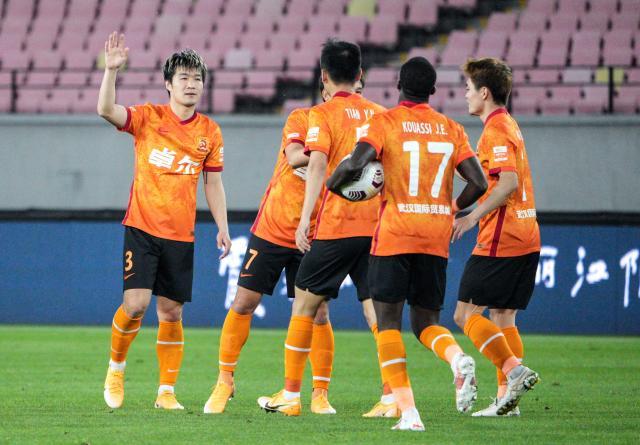 欧冠比赛视频-【足协杯】刘云传射黄紫昌2助攻 武汉4比0青岛进8强